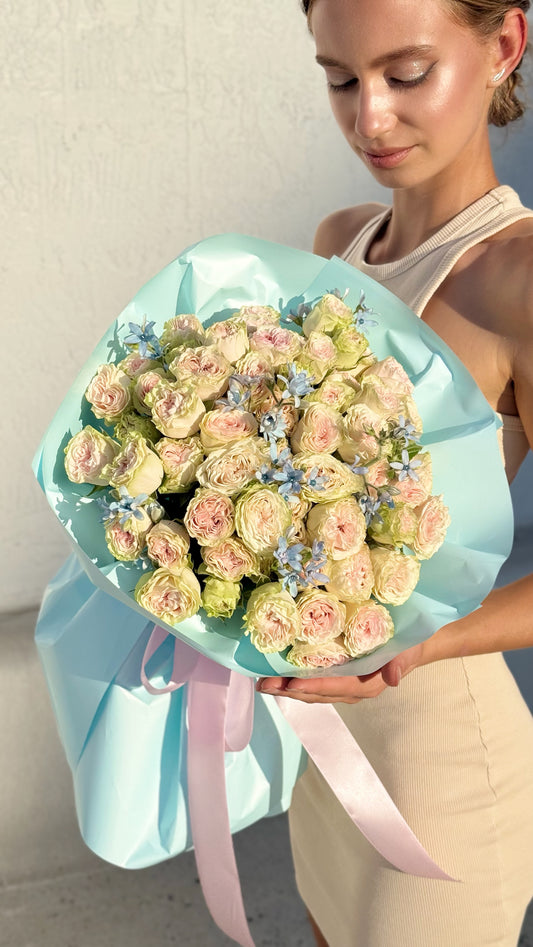 Pastel Dream: Blush Roses & Blue Tweedia
