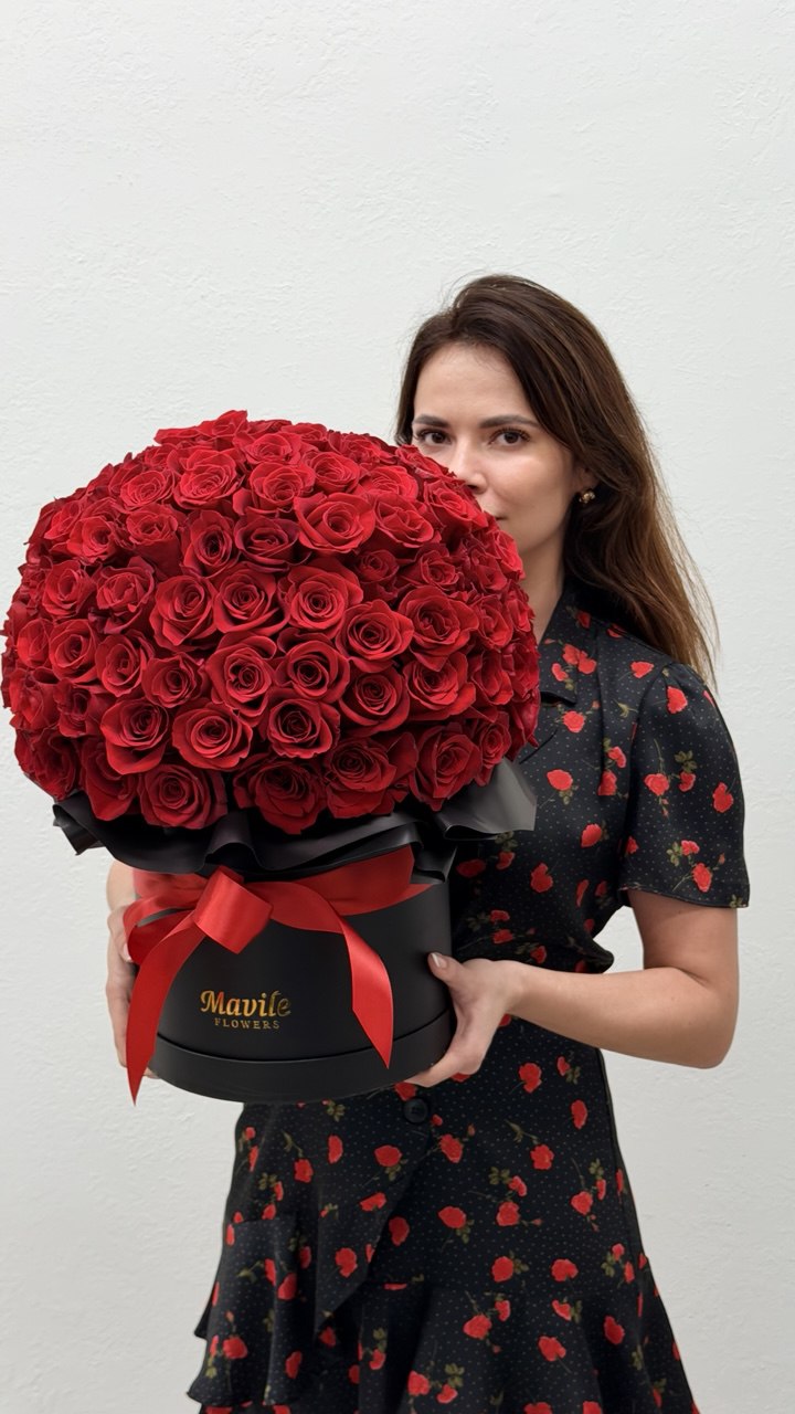 130 Red Roses in a Black Luxury Box – Mavile Flowers Signature