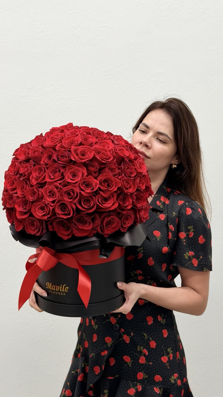 130 Red Roses in a Black Luxury Box – Mavile Flowers Signature