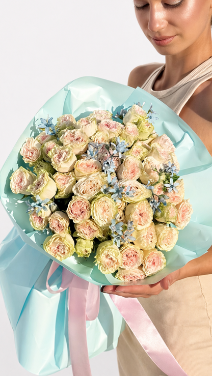 Pastel Dream: Blush Roses & Blue Tweedia